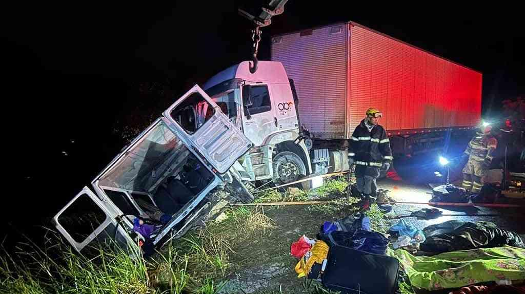 Acidente entre carreta e van deixa 9 mortos em Minas Gerais