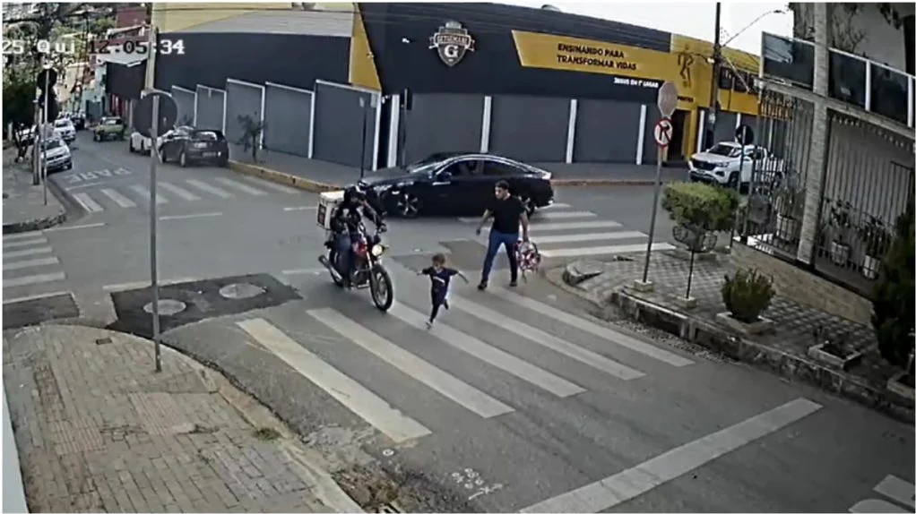 Criança é atropelada por moto na contramão em faixa de pedestres de BH
