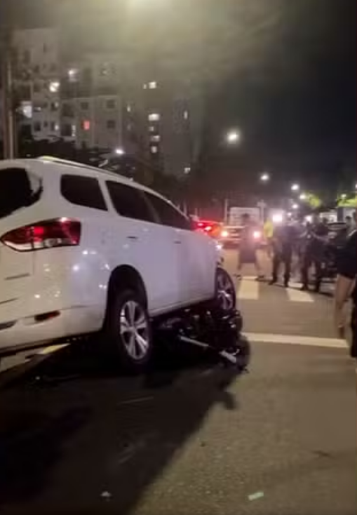 Carro arrasta por alguns minutos moto de entregador após colisão em Manaus