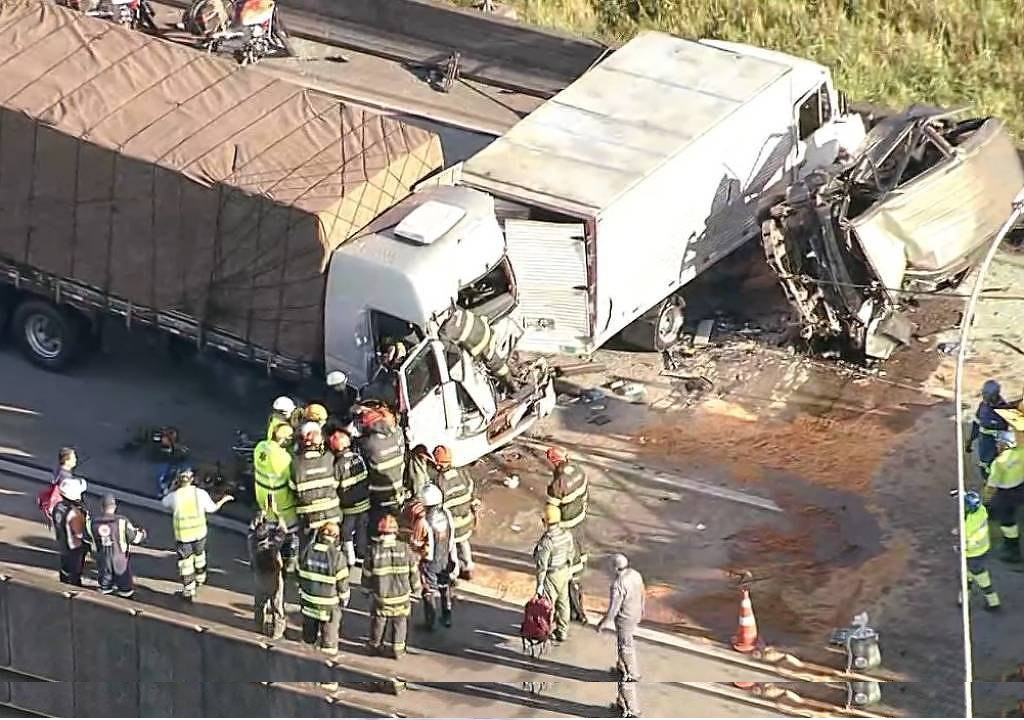 Acidente entre caminhões e van deixa cinco feridos no Rodoanel, em São Bernardo do Campo (SP)