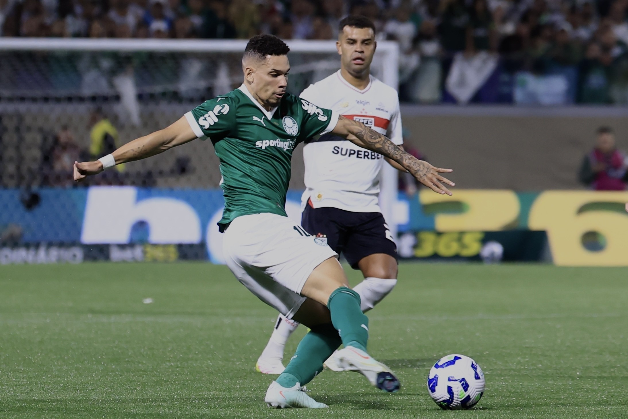 Paulinho se destaca na nova função no Palmeiras