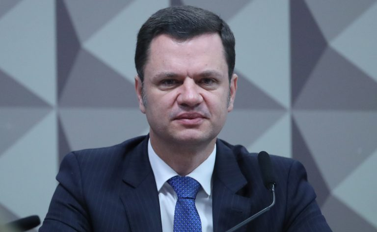Assessor diz que Torres quase escapou de live golpista, mas Bolsonaro foi cutucado sob a mesa