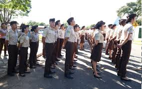 Adolescente trans ganha direito a usar uniforme masculino em escola da PM