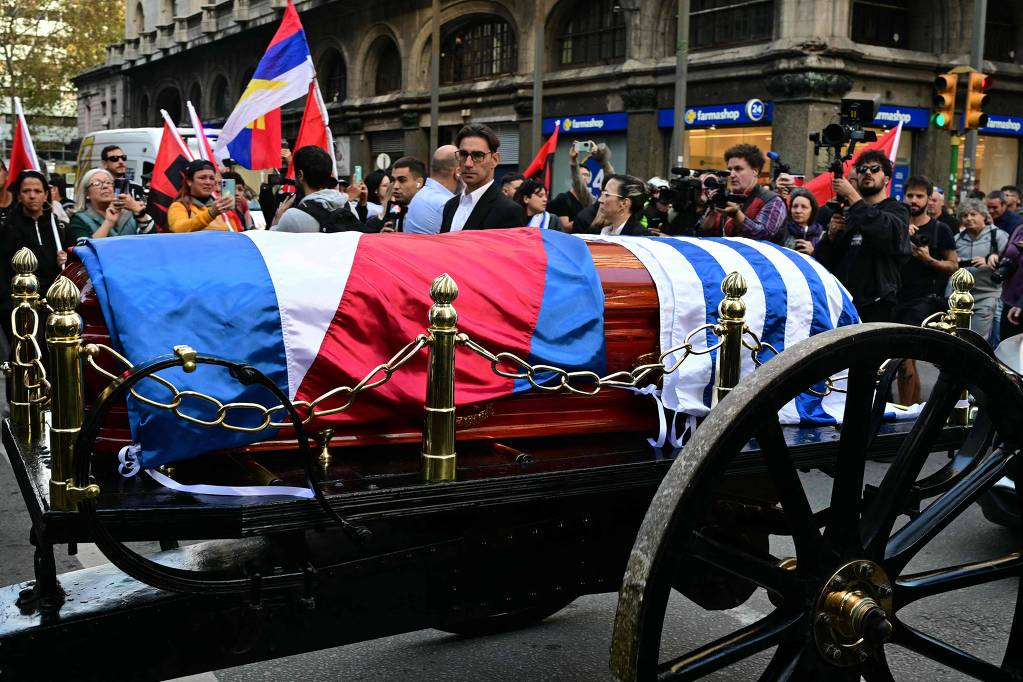 Uruguai faz cortejo pelas ruas de Montevidéu para se despedir de Mujica, que deve ser cremado