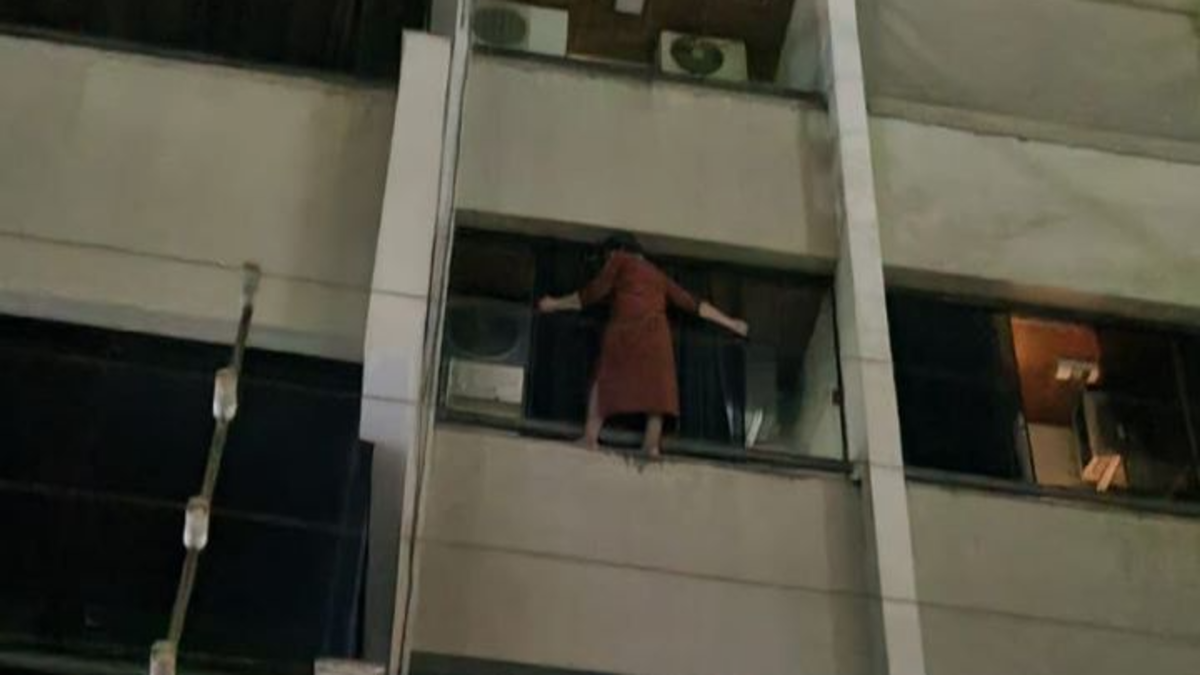 Idosa fica pendurada na janela para fugir de ladrão que invadiu apartamento no Centro de Goiânia