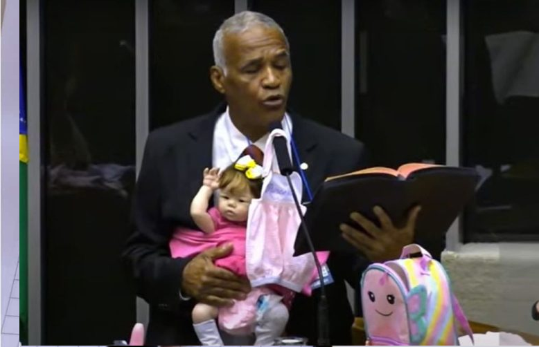 Deputado discursa na tribuna da Câmara com 'bebê reborn' no colo