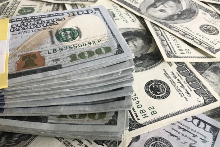 Dólar abre em baixa com dados do IPCA-15 e guerra comercial dos EUA no foco