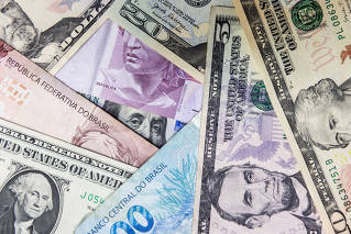 Dólar e Bolsa recuam diante de dados de desemprego e impasse sobre o IOF