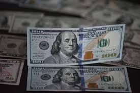 Dólar sobe e Bolsa cai com expectativa por acordo tarifário e decisões da 'superquarta'
