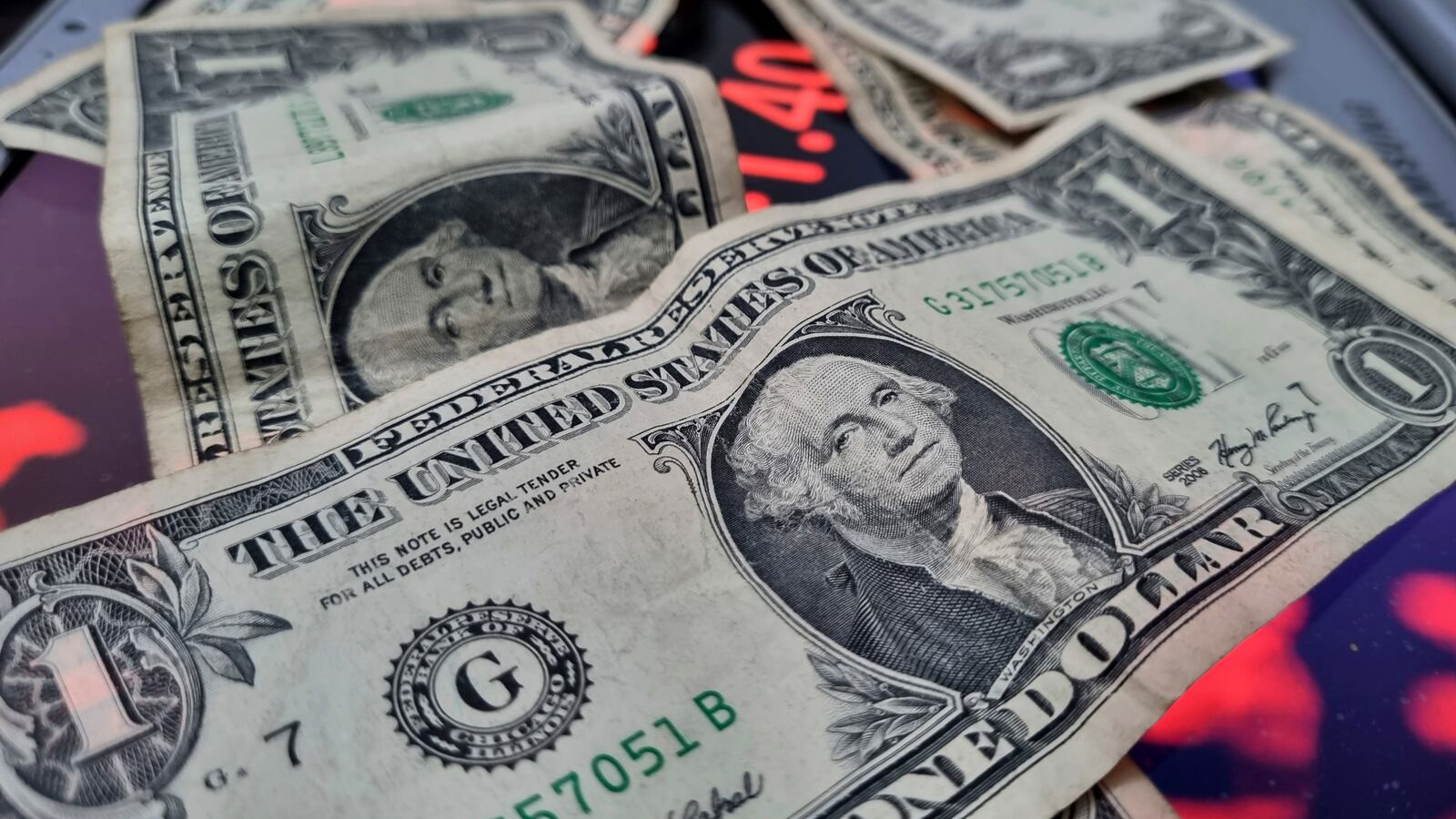 Dólar tem forte alta e Bolsa cai com inflação dos EUA, tensões comerciais e PIB do Brasil em foco