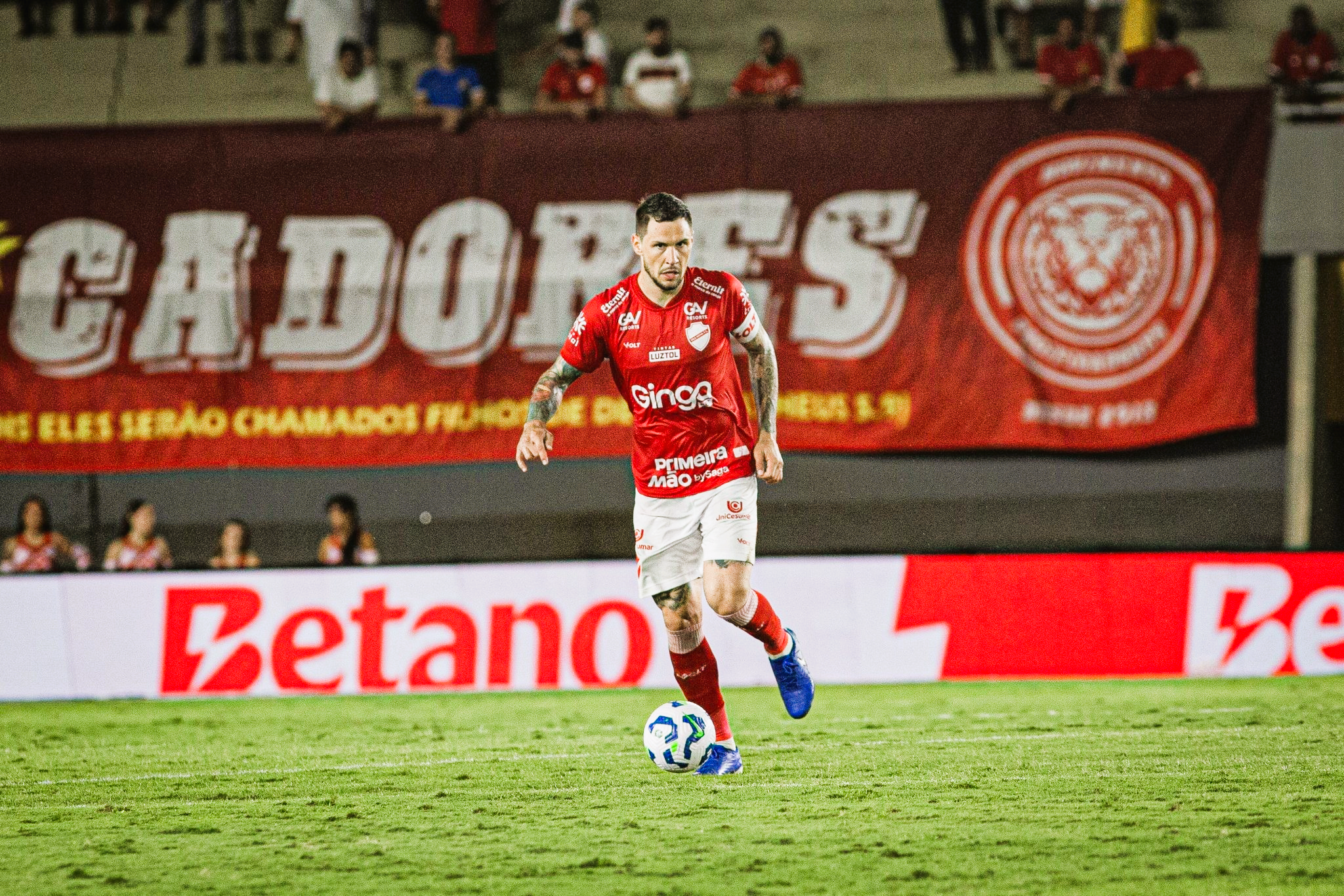 Zagueiro do Vila Nova vira a página sobre eliminação para o Cruzeiro: "Objetivo principal é chegar na Série A"