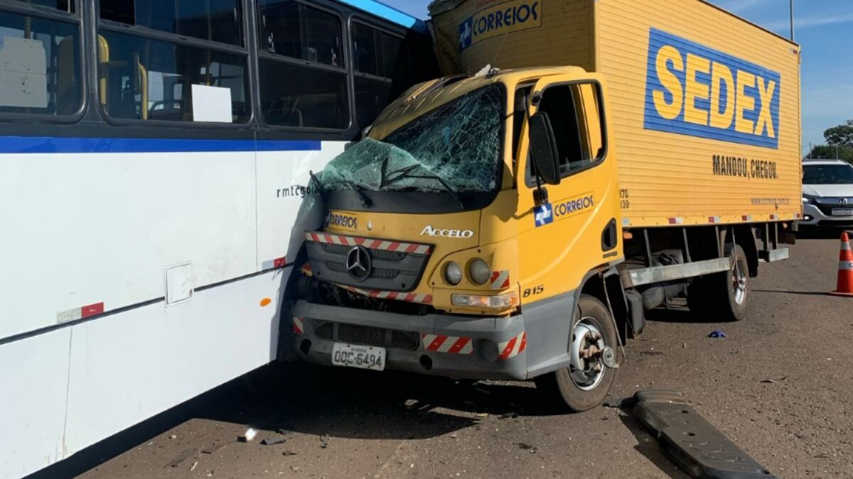Acidente que envolve caminhão dos correios, ônibus e moto deixa nove feridos em Nerópolis