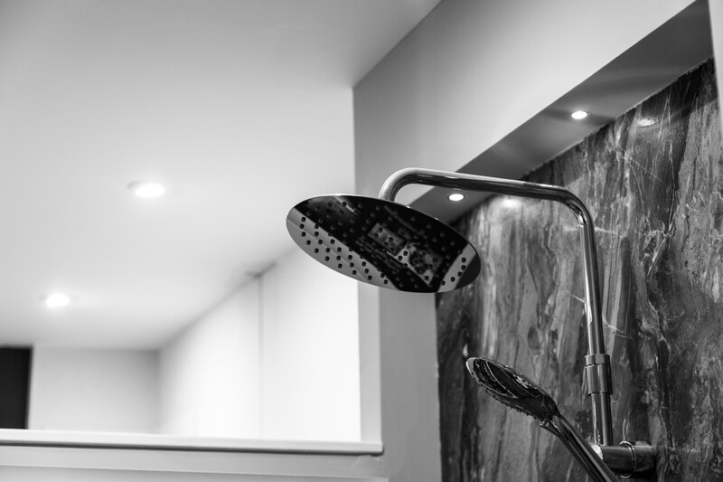 Chuveiros elétricos vs. Chuveiros a gás: qual é o melhor para você?