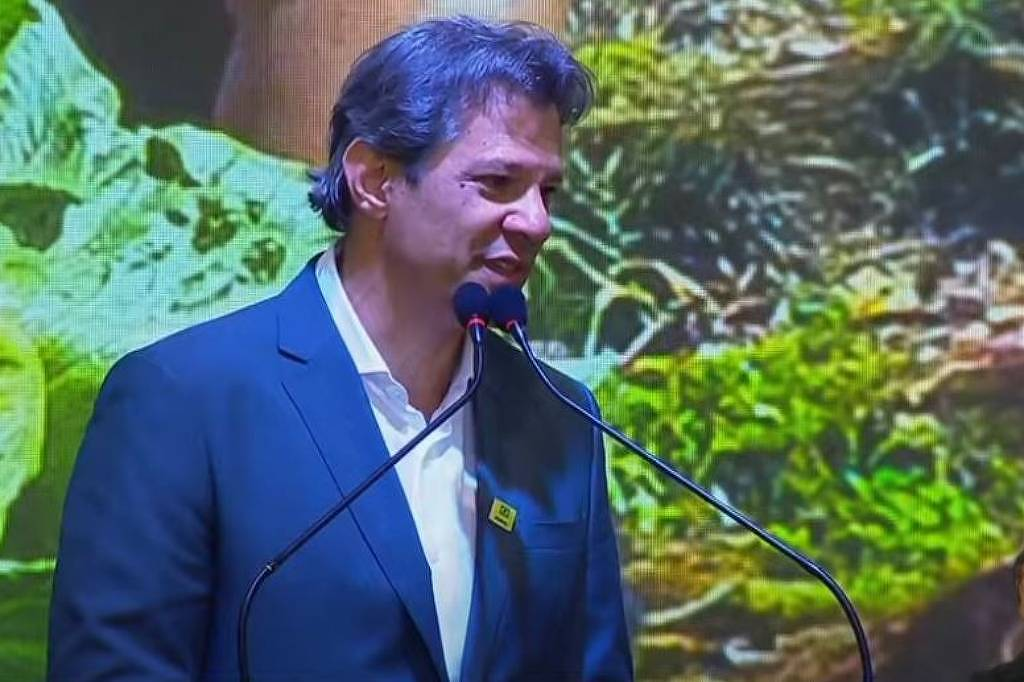 Haddad se emociona em evento com Lula e fala em 'dia de apagar sofrimento'
