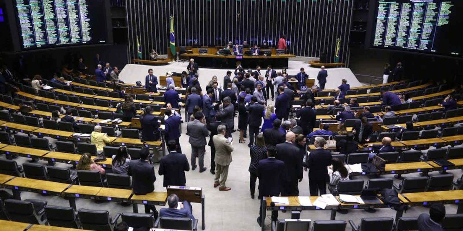 Debate acirrado sobre aumento de deputados gera divisões internas
