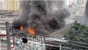 Incêndio atinge galpão na Liberdade, na região central de São Paulo