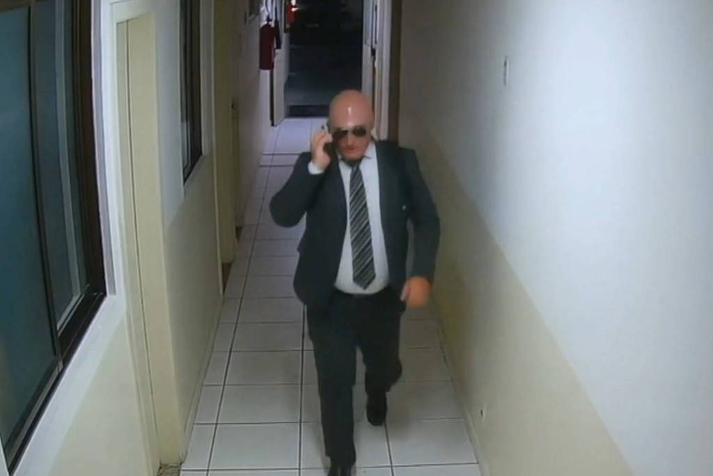 Ladrão invade e furta casa no Rio usando máscara realista