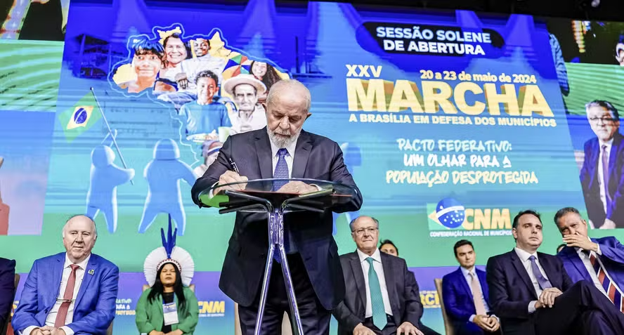 Lula é recebido com vaias na Marcha dos Prefeitos