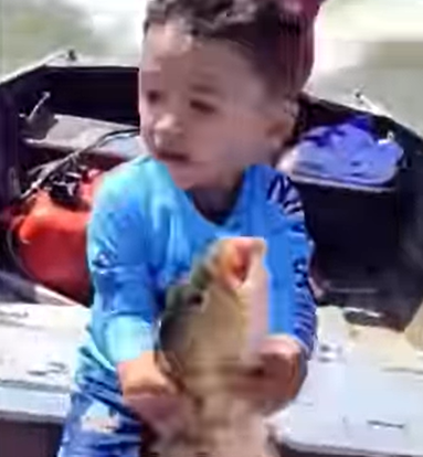 "Êêêê, pescador!" Vídeo viraliza com cena de menino que joga peixe de volta ao rio e deixa pai em choque