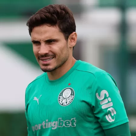 Veiga pode voltar contra o Flamengo, mas Palmeiras confirma outro desfalque