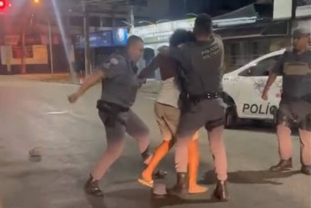 PMs são filmados agredindo jovem com socos e chutes em Santos