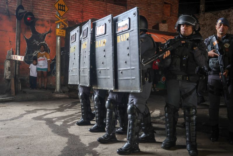 Moradores da favela do Moinho voltam a bloquear linha da CPTM, e PM usa bombas de efeito moral