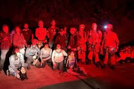 Corpo de Bombeiros resgata grupo isolado em trilha na região serrana do RJ