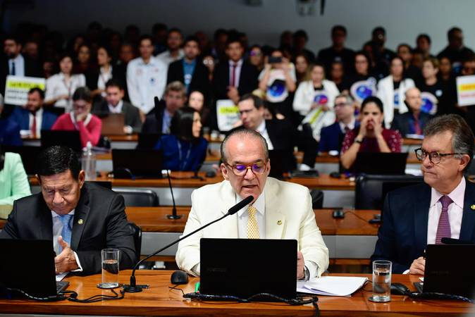 Senado aprova projeto que libera FGTS para pessoas com esclerose