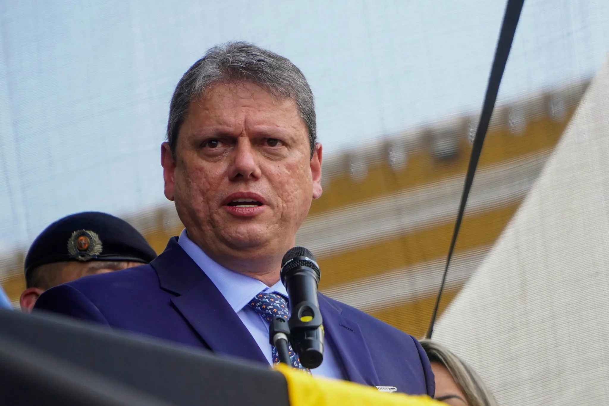 Tarcísio exalta Bolsonaro no STF, nega trama golpista e é poupado por Moraes e Gonet