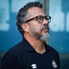 Novo técnico do Santos barra medalhões, e coragem alivia crise no clube