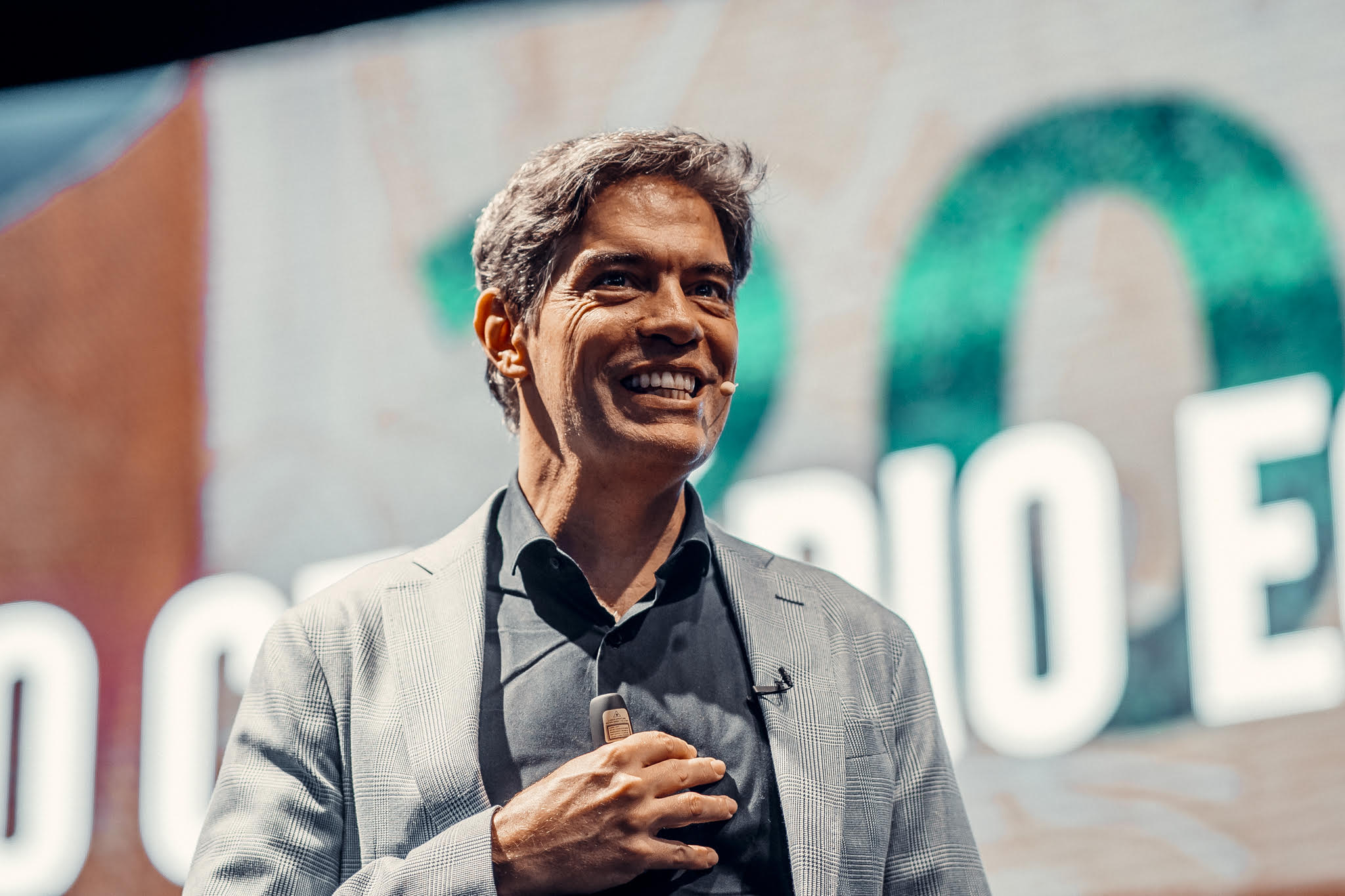 Em Goiânia, Ricardo Amorim explica como atual cenário global afeta decisões em escalas individuais, nesta sexta