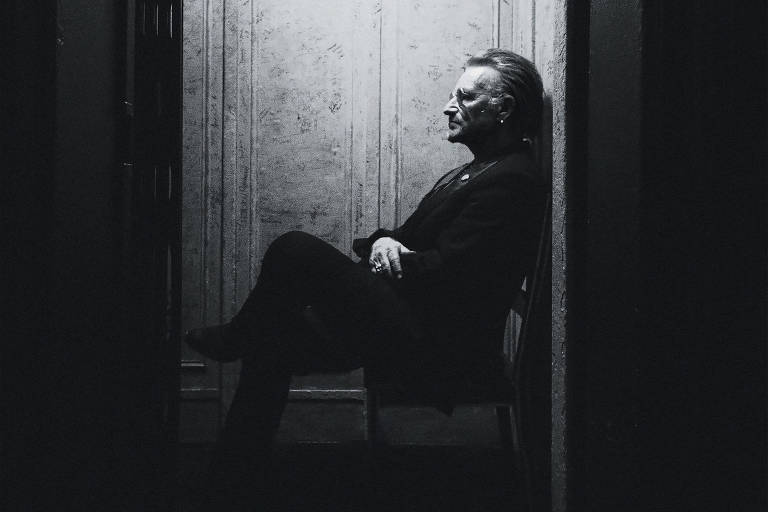 Bono disseca trajetória com show intimista longe do U2