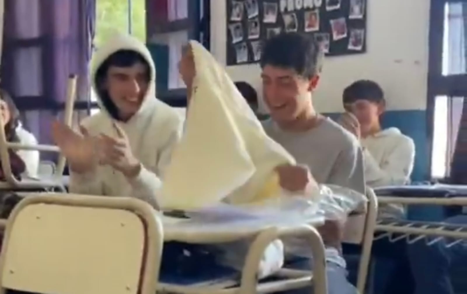 Solidariedade na escola: gesto de colegas ao presentear aluno com moletom viraliza e comove redes