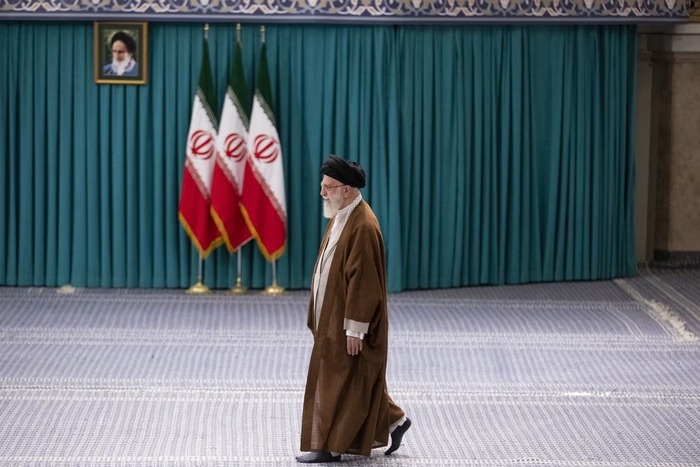Com receio de ser assassinado, Khamenei suspendeu comunicações eletrônicas e se refugiou em um bunker
