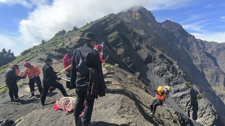 Alpinista cai e é salvo no Monte Rinjani dias após morte de brasileira no mesmo local