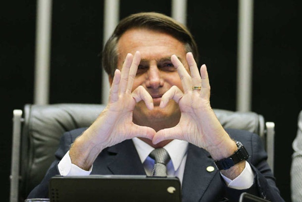 Bolsonaro admite envio de R$ 2 milhões a Eduardo nos EUA “para não passar dificuldades”