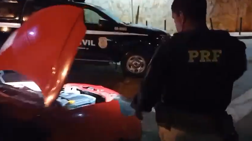 Carga de mais de 200 kg de maconha é apreendida em carro roubado