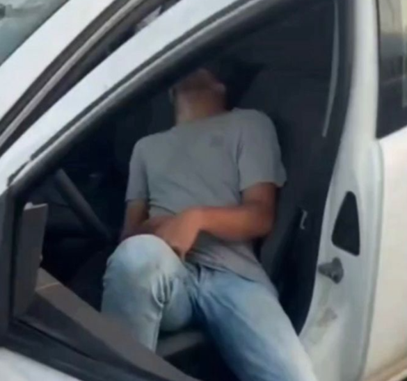 Homem causa acidente e dorme dentro do carro em Aparecida de Goiânia