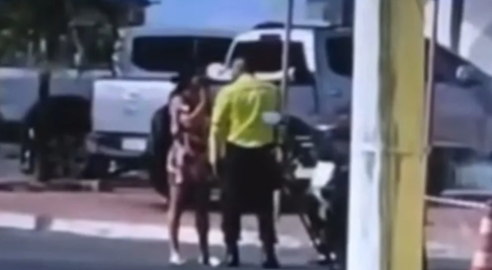 Agente de Trânsito é filmado ao agredir mulher com socos em Trindade nesta quinta-feira (05/06)