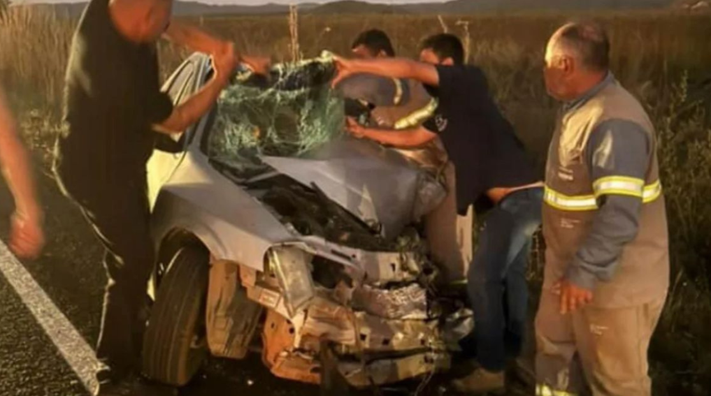 Motorista fica preso em ferragens após colisão frontal entre carro e ônibus na GO-237