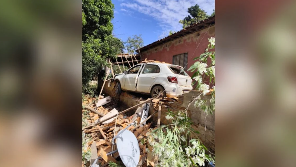 Filho agride pai e destrói casa com veículo após briga por disputa de bens