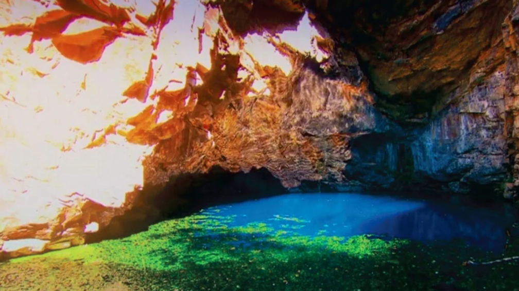 A formação geológica se originou do colapso do teto de uma antiga caverna