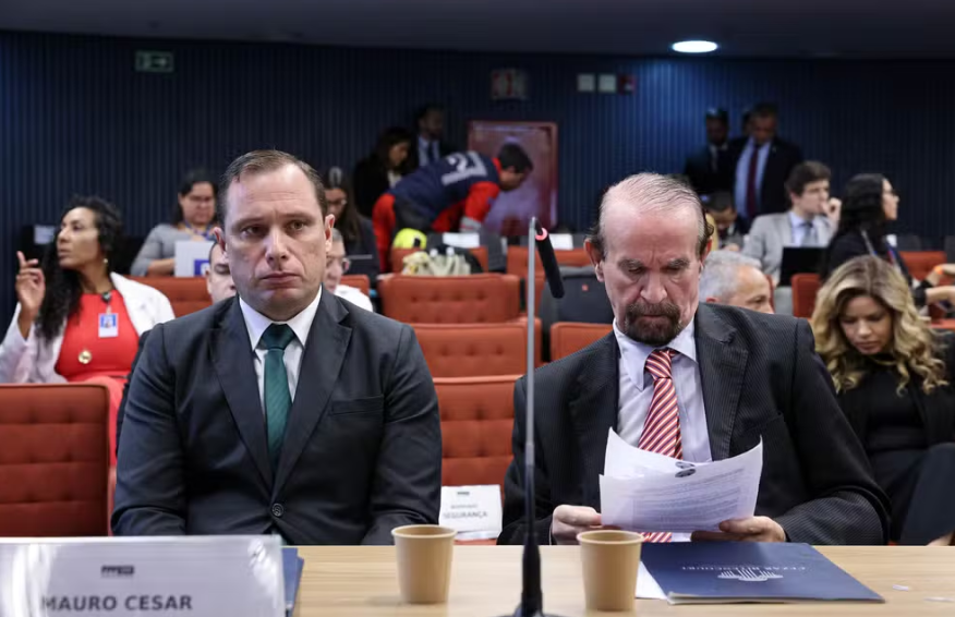 Mauro Cid presta depoimento à PF em investigação sobre passaporte português