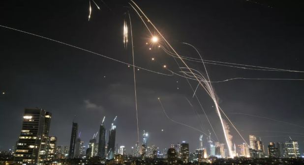 Irã ataca Israel com centenas de mísseis em retaliação e escalada assusta o mundo