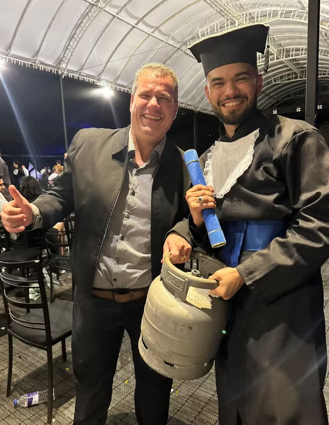 Formando leva botijão de gás à colação para homenagear o pai: “exemplo de força e amor”