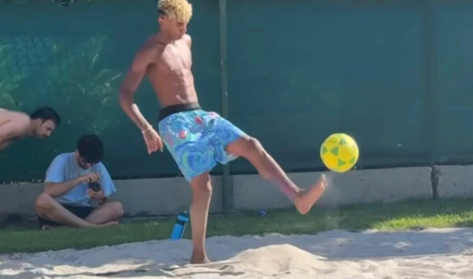 Férias com o ídolo: Lamine Yamal joga futevôlei na mansão de Neymar em Mangaratiba