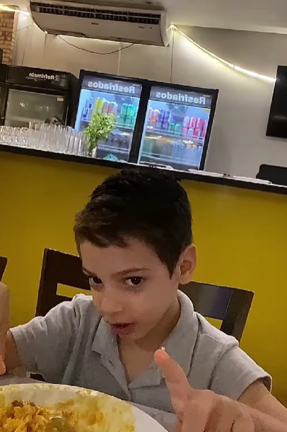 Garoto surpreende ao dizer que estragou dia dos namorados dos pais em jantar