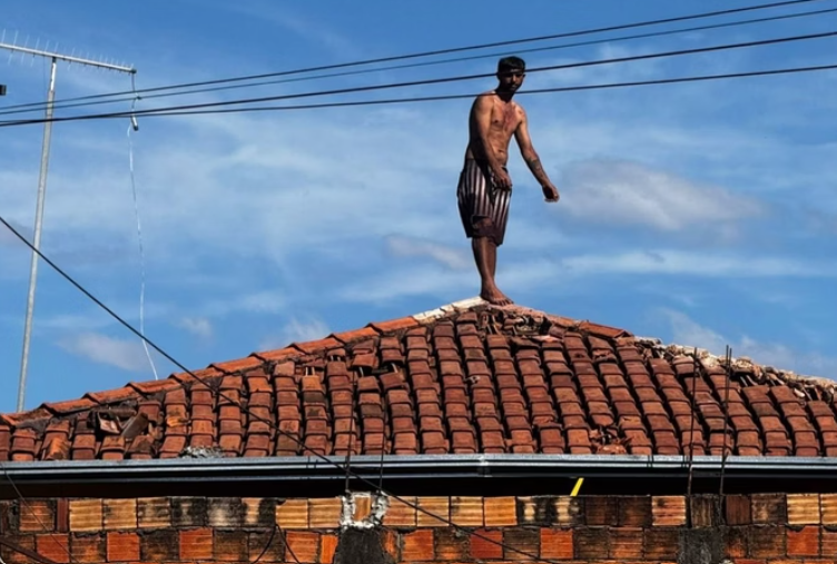 Homem tentar encontrar ex, sobe no telhado e joga telhas em policiais no DF