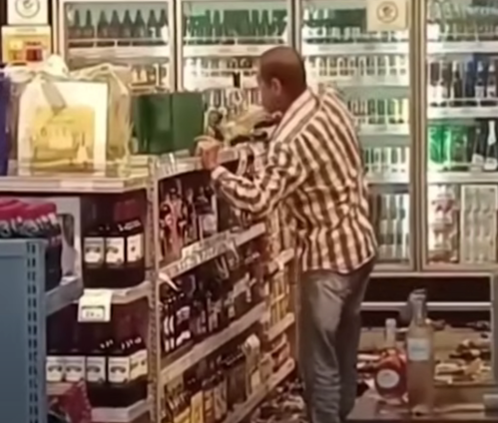 Homem em surto provoca destruição e pânico em supermercado de Pontal