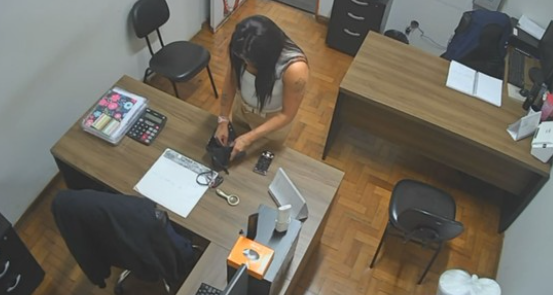 Professora temporária do DF é presa por usar dados de cartões de colegas em compras online